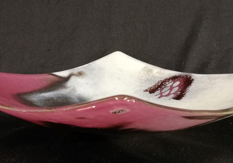 Unikt glassfat, Reaction